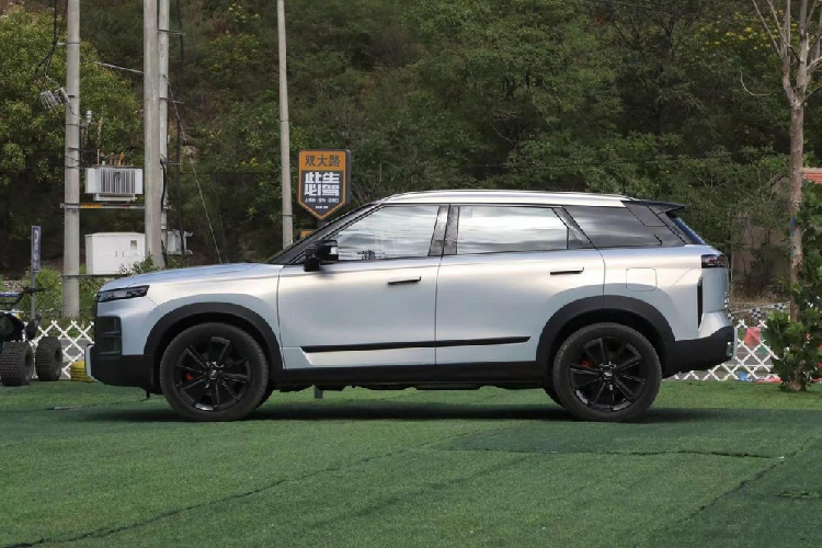 Bảng đồng hồ nổi và giao diện màn hình điều khiển trung tâm có menu đơn giản và phân chia chức năng rõ ràng. Có hai khu vực sạc không dây cho điện thoại di động dưới bảng điều khiển trung tâm.