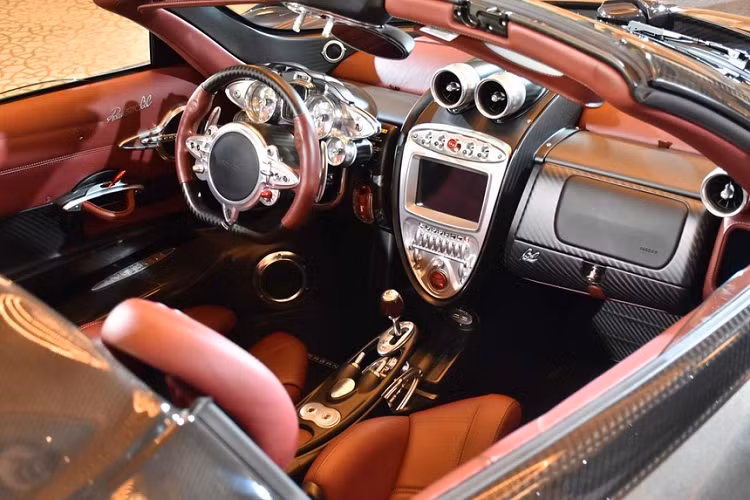 Trên toàn thế giới chỉ có 40 xe Pagani Huayra Roadster BC. Nội thất Pagani Huayra Roadster BC mang phong cách tương lai với hàng loạt các phím bấm cùng vật liệu cao cấp hàng đầu. Pagani Huayra Roadster BC sở hữu khối động cơ V12 twin-turbo 6.0L do AMG thực hiện thủ công, sản sinh công suất tối đa 802 mã lực và mô-men xoắn cực đại 1.050 Nm.