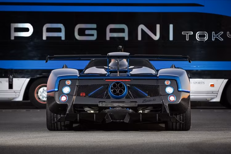 Bên cạnh đó, ốp đèn pha, cánh gió, ốp ống xả... làm từ hợp kim cao cấp sơn màu xanh mờ. Zonda Kiryu sử dụng mâm của App Tech 8 chấu kép. Màu xanh cũng là tông chủ đạo cho nội thất Zonda Kiryu kết hợp các chi tiết làm từ chất liệu đắt tiền như carbon, Alcantara, titanium... chế tác thủ công.