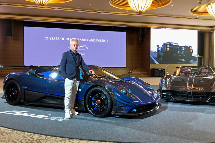 Bên cạnh Zonda Kiryu là Huayra Roadster BC siêu hiếm - mẫu xe sản xuất giới hạn. Đặc biệt, buổi kỷ niệm còn có sự hiện diện của ông Horacio Pagani - nhà sáng lập thương hiệu.
