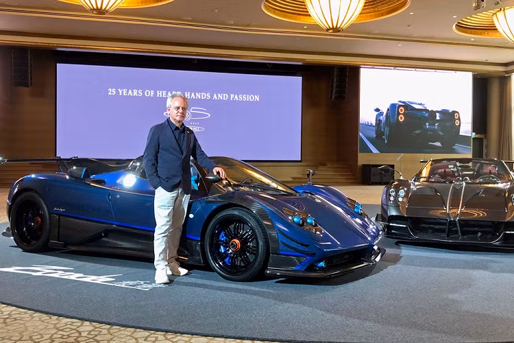 Bên cạnh Zonda Kiryu là Huayra Roadster BC siêu hiếm - mẫu xe sản xuất giới hạn. Đặc biệt, buổi kỷ niệm còn có sự hiện diện của ông Horacio Pagani - nhà sáng lập thương hiệu.