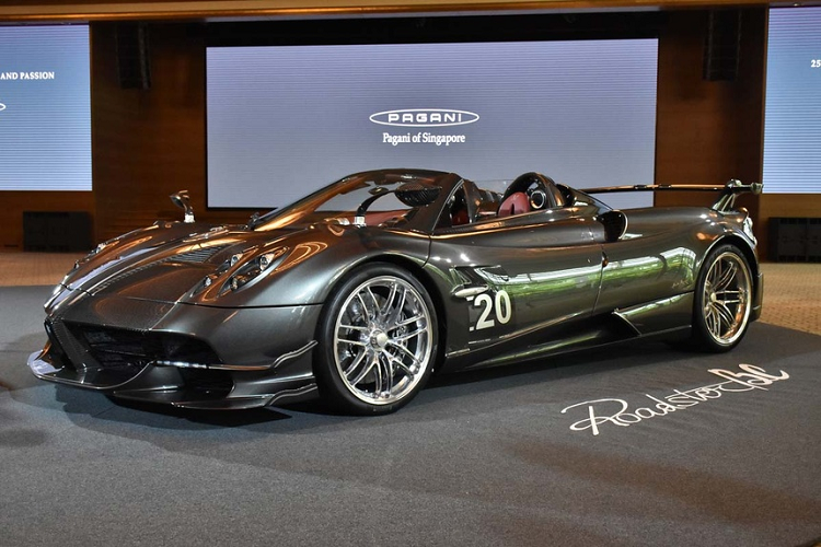 Đến nay, mức giá xe Pagani Zonda Kiryu vẫn không được công bố. Còn mức chi phí để chiếc Huayra Roadster BC có thể lưu hành hợp pháp tại Singapore là hơn 14 triệu SGD, tương đương 10,48 triệu USD.