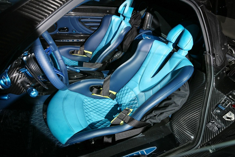 Pagani Zonda Kiryu trang bị khối động cơ V12 dung tích 7.3L, công suất tối đa 760 mã lực và mô-men xoắn cực đại 780 Nm đi kèm hệ dẫn động cầu sau. Ngoài sự xuất hiện của Zonda Kiryu còn có Pagani Huayra Roadster BC - phiên bản được sinh ra dành cho đường đua của siêu xe Huayra Roadster.