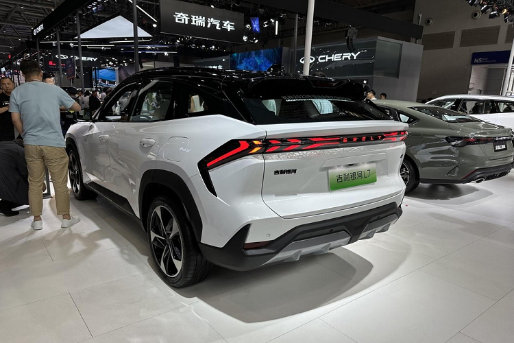 Nhìn vào Galaxy L7 đã thấy ngay sự năng động kh iáp dụng ngôn ngữ thiết kế "ánh sáng thiên hà", bao gồm dải đèn LED trước, đèn pha và còn đó là một tấm nền LED dưới đèn pha có thể biểu đạt nhiều nội dung qua hình vẻ từ các con vật, hình trái tim hay ký hiệu. Đằng sau xe có cụm đèn hậu LED thiết kế vô cùng độc đáo.