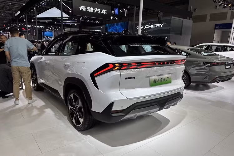 Nhìn vào Galaxy L7 đã thấy ngay sự năng động kh iáp dụng ngôn ngữ thiết kế "ánh sáng thiên hà", bao gồm dải đèn LED trước, đèn pha và còn đó là một tấm nền LED dưới đèn pha có thể biểu đạt nhiều nội dung qua hình vẻ từ các con vật, hình trái tim hay ký hiệu. Đằng sau xe có cụm đèn hậu LED thiết kế vô cùng độc đáo.