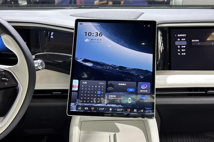 Với 2 phiên bản Geely Galaxy L7 giá rẻ nhất, xe được trang bị pin nhỏ hơn. Đối với ba phiên bản còn lại, chúng có pin lớn hơn. Đáng nói là AR-HUD là một tùy chọn bổ sung trong tất cả các cấp độ trang trí.