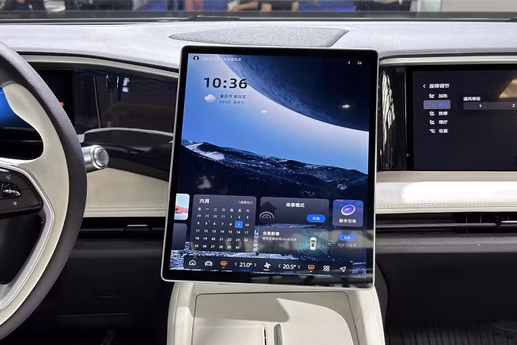 Với 2 phiên bản Geely Galaxy L7 giá rẻ nhất, xe được trang bị pin nhỏ hơn. Đối với ba phiên bản còn lại, chúng có pin lớn hơn. Đáng nói là AR-HUD là một tùy chọn bổ sung trong tất cả các cấp độ trang trí.