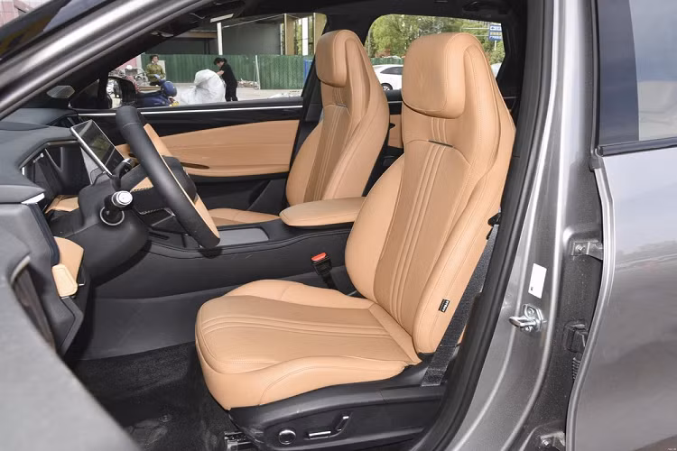 Hệ truyền động xăng và động cơ điện tạo ra công suất 390 mã lực và mô-men xoắn 535 Nm. Tốc độ tối đa của nó được giới hạn ở 200 km/h. Nói về pin, nó có hai tùy chọn LFP từ CATL. Chiếc đầu tiên có công suất 9,11 kWh, hoạt động tốt trong phạm vi 55 km CLTC và 43 km WLTP.