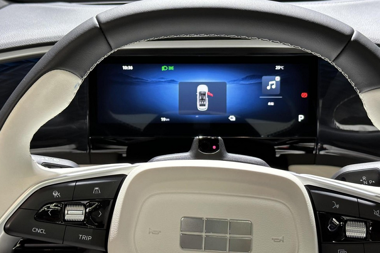 Đồng thời, nó cũng hỗ trợ điều khiển bằng cử chỉ và hệ thống giọng nói thông minh 4 vùng, mang đến cảm giác về công nghệ rất nổi bật. Ngoài ra, chiếc xe mới cũng có thể được nâng cấp với màn hình AR HUD 25,6 inch để đáp ứng nhiều hơn nhu cầu của những người dùng khác nhau. 