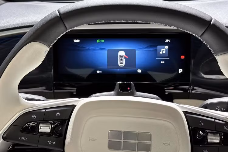 Đồng thời, nó cũng hỗ trợ điều khiển bằng cử chỉ và hệ thống giọng nói thông minh 4 vùng, mang đến cảm giác về công nghệ rất nổi bật. Ngoài ra, chiếc xe mới cũng có thể được nâng cấp với màn hình AR HUD 25,6 inch để đáp ứng nhiều hơn nhu cầu của những người dùng khác nhau. 