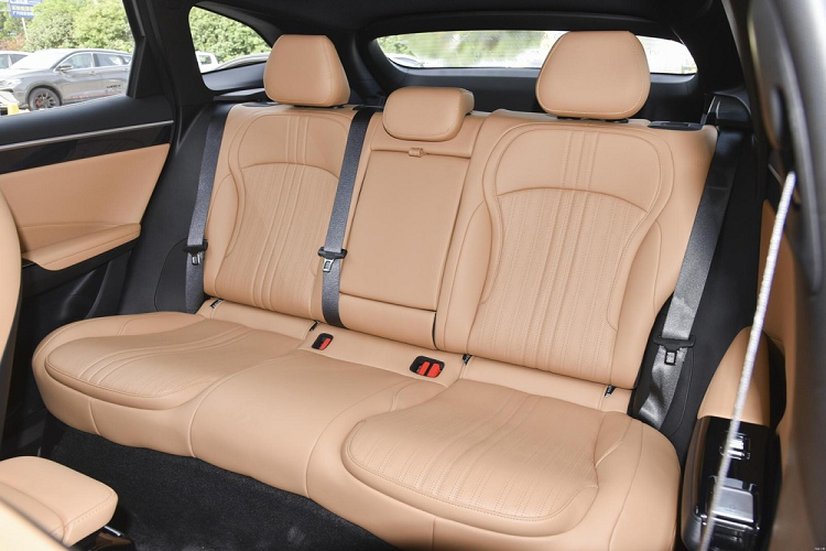 Đối với tùy chọn thứ hai của Geely Galaxy L7, nó là 18,7 kWh cho 115 km (CLTC) và 90 km (WLTP). Còn khi kết hợp hệ dẫn động hybrid, xe có thể chạy được quãng đường dài 1310-1370 km.