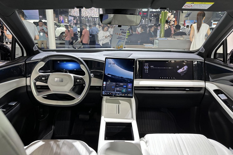 Bước vào trong xe, Galaxy L7 gây ấn tượng khi được trang bị tiêu chuẩn là 3 màn hình siêu to gồm bảng đồng hồ 10,25 inch, màn hình điều khiển trung tâm 13,2 inch dựng dọc và màn hình dành cho hành khách ngồi bên ghế phụ lên đến 16,2 inch. Tất cả 3 màn hình đều sử dụng hệ điều hành Galaxy N, hoạt động giống với điện thoại thông minh.