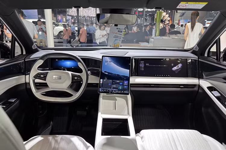 Bước vào trong xe, Galaxy L7 gây ấn tượng khi được trang bị tiêu chuẩn là 3 màn hình siêu to gồm bảng đồng hồ 10,25 inch, màn hình điều khiển trung tâm 13,2 inch dựng dọc và màn hình dành cho hành khách ngồi bên ghế phụ lên đến 16,2 inch. Tất cả 3 màn hình đều sử dụng hệ điều hành Galaxy N, hoạt động giống với điện thoại thông minh.