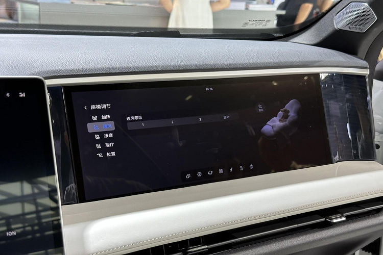 Cụ thể, về hệ truyền động, mẫu xe SUV Geely Galaxy L7 này sẽ được trang bị khối động cơ xăng 4 xi-lanh, tăng áp, dung tích 1.5 lít cho công suất 163 mã lực và 1 động cơ điện cho công suất 146 mã lực.