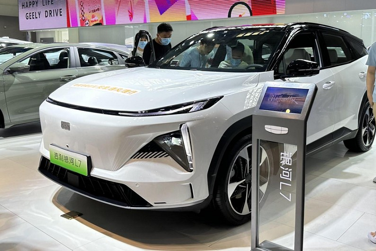 Điều đáng quan tâm là, có vài thông tin xoay quanh về việc tập đoàn Geely chuẩn bị xâm nhập vào thị trường Việt Nam, nếu điều này là sự thật, rất có thể hãng xe Trung Quốc sẽ mang chiếc SUV Galaxy L7 về Việt Nam để giới thiệu những công nghệ đỉnh cao nhất của họ.