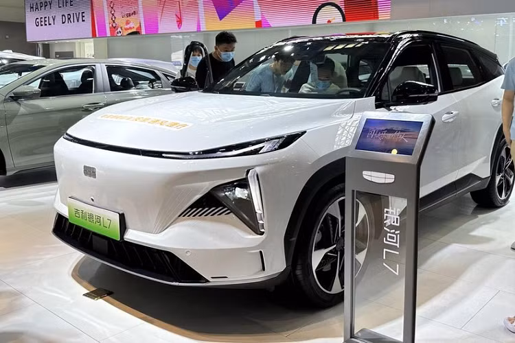 Điều đáng quan tâm là, có vài thông tin xoay quanh về việc tập đoàn Geely chuẩn bị xâm nhập vào thị trường Việt Nam, nếu điều này là sự thật, rất có thể hãng xe Trung Quốc sẽ mang chiếc SUV Galaxy L7 về Việt Nam để giới thiệu những công nghệ đỉnh cao nhất của họ.