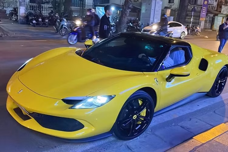 Ngay trước 2 ngày các trạm đăng kiểm dừng hoạt động để nghỉ lễ Tết Nguyên Đán theo quy định, chiếc siêu xe Ferrari 296 GTB đầu tiên về Việt Nam dành cho khách hàng đã được mang đi làm xong các thủ tục quy định để lăn bánh trên đường phố. 