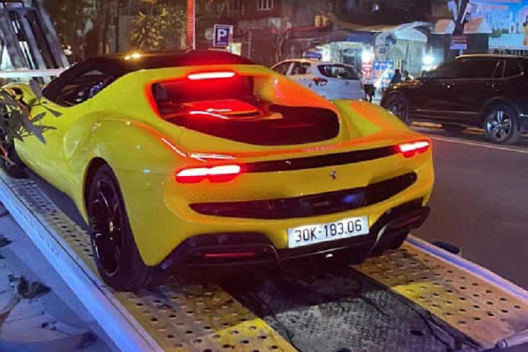 Siêu xe Ferrari 296 GTB vẫn sở hữu tính năng eManettino với các chế độ chạy eDrive, Hybrid, Performance và Qualify cùng với đó là các tính năng Manettino quen thuộc như tiêu chuẩn, thể thao, đua, CT off và cuối cùng là ESC off.