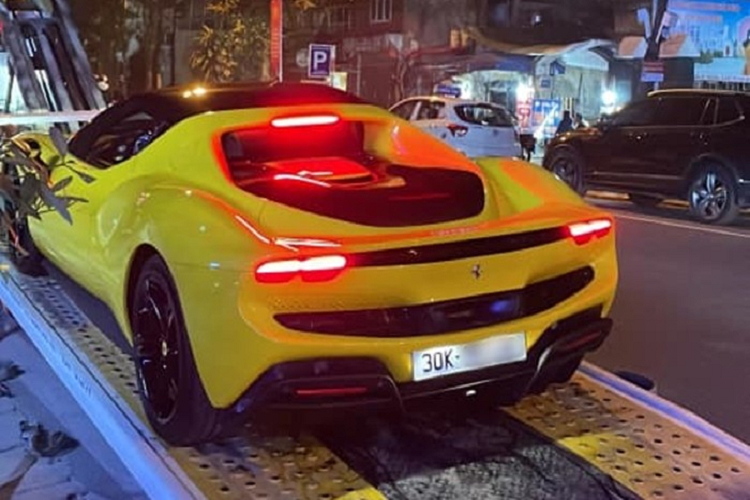 Đến nay, đại lý Ferrari Việt Nam mới chính thức bàn giao chiếc siêu xe Ferrari 296 GTB đầu tiên về nước dành cho khách hàng, được biết, "siêu ngựa" này ra biển số Hà Nội và sẽ định cư ở Thủ Đô, trái ngược hoàn toàn với các siêu xe đầu tiên về Việt Nam đều do các đại gia Sài Gòn mua.