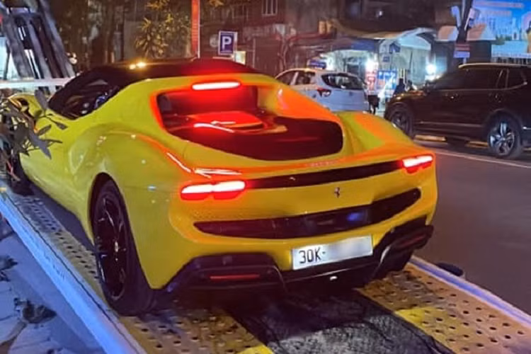 Đến nay, đại lý Ferrari Việt Nam mới chính thức bàn giao chiếc siêu xe Ferrari 296 GTB đầu tiên về nước dành cho khách hàng, được biết, "siêu ngựa" này ra biển số Hà Nội và sẽ định cư ở Thủ Đô, trái ngược hoàn toàn với các siêu xe đầu tiên về Việt Nam đều do các đại gia Sài Gòn mua.