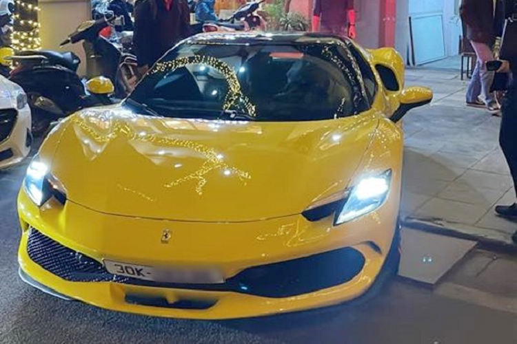 Vào tháng 10 năm ngoái, dòng Ferrari 296 GTB 2022 mới đã được giới thiệu tại thị trường Việt Nam, biến thể khi đó là Coupe mang tên gọi GTB, ngoại thất xe có màu đỏ và còn sở hữu thêm tùy chọn Assetto Fiorano với chi phí đắt hơn bản tiêu chuẩn 1 tỷ đồng. Tuy nhiên, đây là 1 chiếc xe tạm nhập tái xuất, không phải bàn giao cho khách hàng Việt.