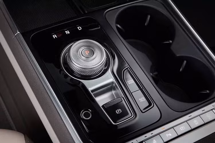 So với thế hệ đầu tiên, hệ thống giờ đây đã có chức năng hỗ trợ chuyển làn. Các hệ thống tiên tiến hơn dự kiến cũng sẽ được trang bị cho Kia Carnival 2025. Bên dưới nắp ca-pô sẽ có sự xuất hiện của hệ truyền động hybrid lai xăng-điện, kết hợp giữa động cơ 1.6L tăng áp với mô-tơ điện, tạo ra tổng công suất 242 mã lực (180 kW hoặc 245 PS) và mô-men xoắn cực đại 367 Nm.