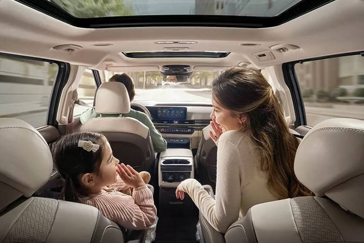 Mức tiêu thụ nhiên liệu hỗn hợp dự kiến chỉ vào khoảng 7,14 lít/100 km. Khách hàng cũng sẽ có thể lựa chọn thêm các phiên bản động cơ diesel 2.2L và động cơ V6 3.5L quen thuộc. Kia không nói nhiều về những động cơ này, nhưng động cơ sau dường như sẽ tiếp tục là loại có công suất 290 mã lực (216 kW hoặc 294 PS).