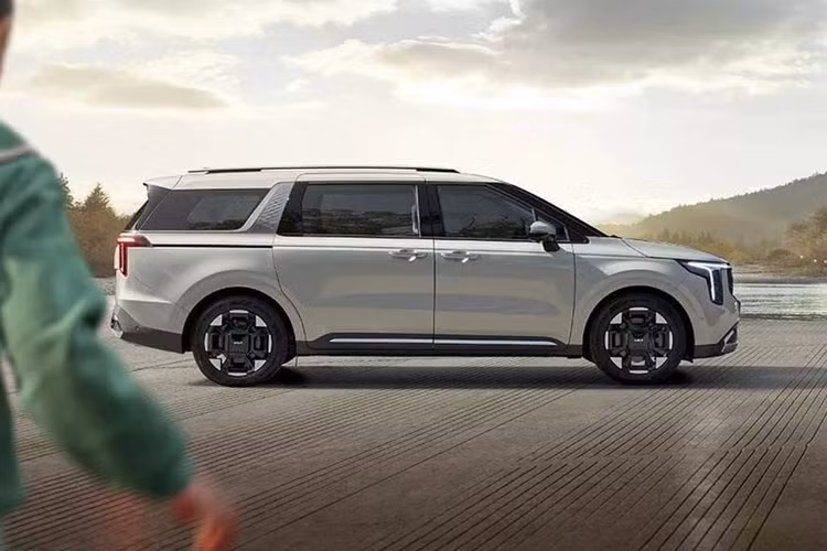 Người mua cũng sẽ nhận thấy một tấm cản mới và cửa cốp sau đã được sửa đổi, loại bỏ tay cầm trước đó để có vẻ ngoài gọn gàng hơn. Những ai muốn khác biệt có thể lắp đặt gói trang trí Gravity với các thành phần mang màu tối ở lưới tản nhiệt, bậc cửa bên, mâm 19 inch thiết kế riêng và các điểm nhấn kim loại.