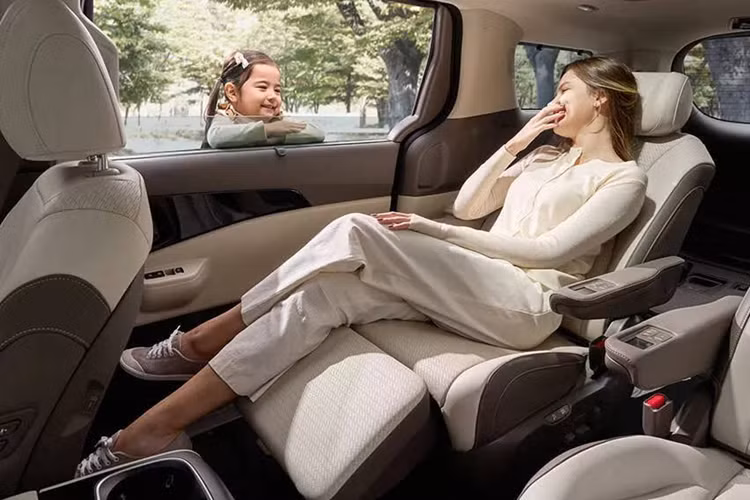 Cùng với đó là đèn pha mới có thiết kế thẳng đứng cũng như đèn chạy ban ngày “Star Map”. Những thay đổi về kiểu dáng tiếp tục được thực hiện ở phía sau khi có đèn hậu mới với các chi tiết dọc.