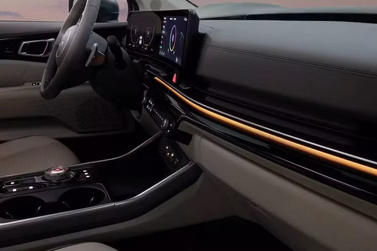 Ngoài ra, chúng ta còn thấy được các điểm nhấn màu vàng trên bảng táp-lô. Kia cũng đề cập đến hệ thống đèn viền nội thất, hệ thống xác thực dấu vân tay và hộp khử trùng UV-C. Những điểm nổi bật khác bao gồm màn hình hiển thị head-up 11 inch, ghế lái Ergo Motion và hệ thống thông tin giải trí hiện đại hóa hỗ trợ cập nhật qua mạng cũng như lời đánh thức “Hey Kia”.
