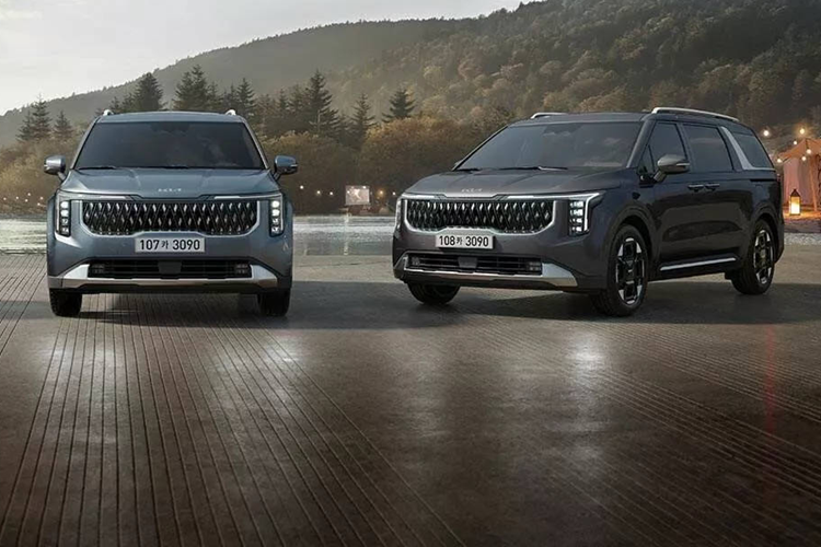 Những thay đổi tiếp tục diễn ra bên trong nội thất Kia Carnival 2025 với bảng điều khiển được sửa đổi nhẹ và màn hình cong toàn cảnh nổi, gồm cụm đồng hồ kỹ thuật số 12,3 inch ở sau vô-lăng và hệ thống thông tin giải trí 12,3 inch ở chính giữa táp-lô.
