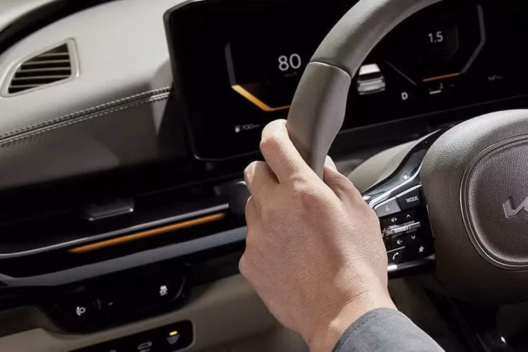 Những thay đổi khác được công bố bao gồm bộ giảm xóc cải tiến để mang lại cảm giác lái êm ái hơn và vật liệu cách âm được bổ sung để hành khách ngồi bên trong cabin cảm thấy yên tĩnh dễ chịu hơn.