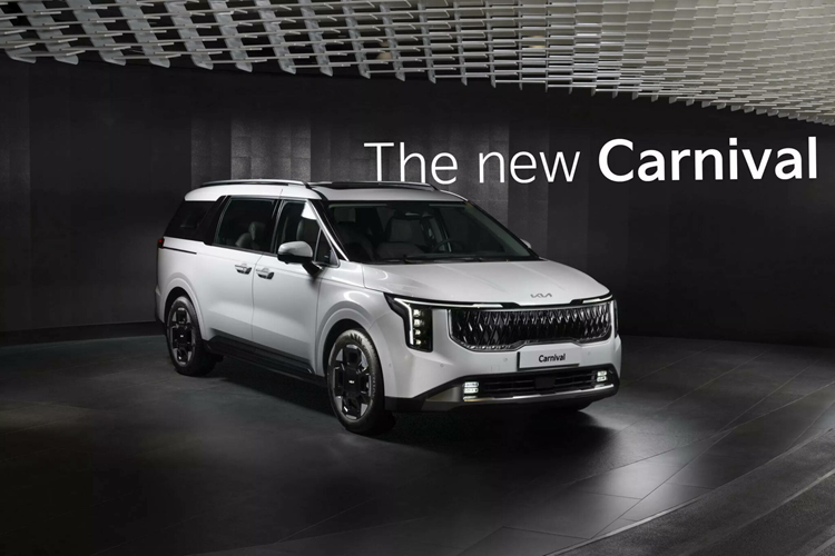 2 tuần sau khi công bố những hình ảnh thiết kế ngoại thất của mẫu Kia Carnival 2025 nâng cấp mới, đến nay Kia tiếp tục tung ra loạt hình ảnh nội thất bên trong mẫu xe này. Đây là một phần trong chiến dịch quảng bá thông tin cho Carnival 2025 trước khi ra mắt chính thức tại Hàn Quốc vào cuối tháng 11/2023 này.