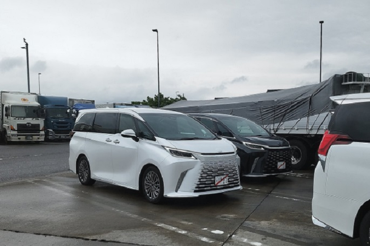 Sau 4 năm kể từ lần ra mắt thế hệ đầu tiên, Lexus đã hé lộ thế hệ thứ 2 của dòng xe minivan LM. Theo đó, Lexus LM 2023 mới đã có rất nhiều cải tiến. Tiêu biểu là độ cứng vững xoắn của xe được cải thiện 50% so với phiên bản tiền nhiệm. Các thanh giằng phía trước mặt ca lăng và sàn phía sau tạo ra một cấu trúc “bập bênh” thẳng, tăng độ chắc cho các cột trụ. 