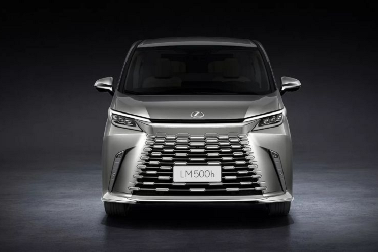 Về nội thất, Lexus đã nghiên cứu và tinh chỉnh rất nhiều để tăng tính tiện nghi và hiện đại cho xe. Đặc biệt, phải kể đến việc hãng xe sang nước Nhật đã làm lại một hàng ghế mới. Hãng đã phân tích các chuyển động cơ thể của khách hàng để phát triển mẫu ghế mới ôm sát và dễ chịu hơn dành cho khách hàng.