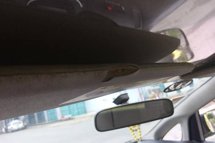 Tấm chắn nắng Toyota Innova được một người dùng Việt chia sẻ có cấu tạo bên trong cũng gồm lớp giấy bìa carton. Theo lý giải của chuyên gia Toyota, tác dụng của tấm chắn chỉ để che nắng, nên sử dụng các loại vật liệu nhẹ là tối ưu nhất.