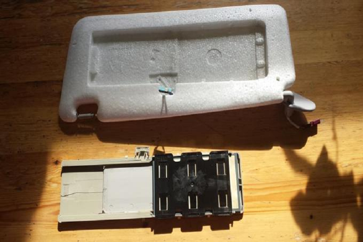 Đối với một số dòng xe, tấm chắn nắng tích hợp gương và đèn, bộ phận bên trong sẽ bao gồm đường dây điện. Tuy nhiên, phần chính của xe vẫn làm từ loại vật liệu nhẹ. Tấm chắn nắng của BMW Serie 5 đời 2001 sử dụng lõi chính làm từ xốp.