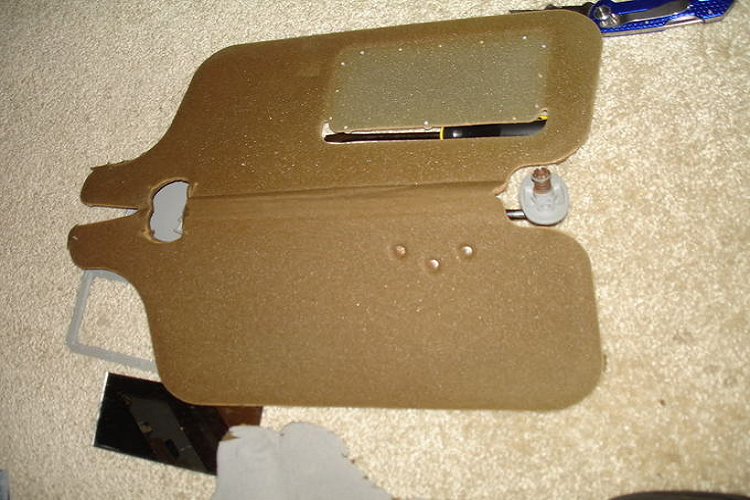 Tấm chắn nắng ôtô của các hãng xe thế giới đều có cấu tạo chung gồm một bộ khung gá, lớp đệm và lớp bọc bên ngoài. Phần lõi của mỗi hãng xe lại sử dụng loại vật liệu khác nhau, với điểm chung là chất liệu nhẹ, mềm. Trong ảnh là tấm chắn của một chiếc Honda Civic tại Mỹ. 