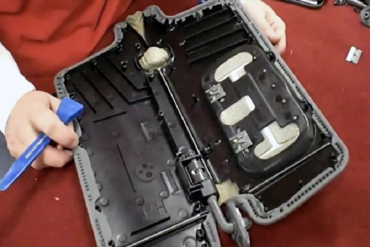 Tấm chắn nắng Honda Civic đời 2005 tại Mỹ sử dụng bộ khung bên trong bằng nhựa, bọc lớp mút đệm mềm và bên ngoài bọc vải. Tấm chắn nắng này chỉ duy nhất phần xương gá vào xe bằng kim loại. Ốc vít không sử dụng mà thay bằng các chốt nhựa, trên bộ khung.