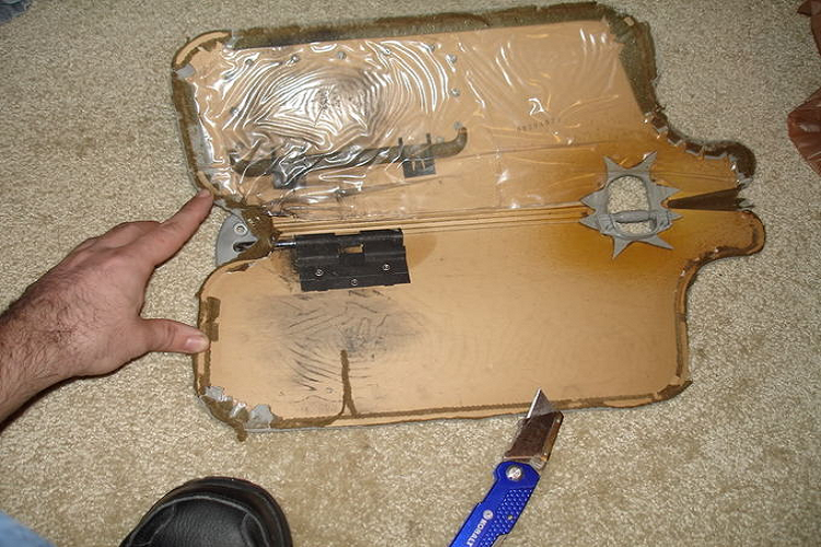 Tuỳ vào đời xe, tấm chắn nắng có thể sử dụng chất liệu bên trong lõi khác nhau. Ví dụ chiếc xe sedan Honda Civic này sử dụng lõi bằng giấy ép, bọc lớp mút mềm và vải. 