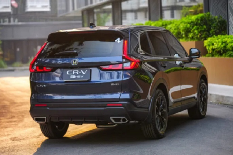 Việc ra mắt Honda CR-V HEV tại Việt Nam ở thời điểm này là hoàn toàn hợp lý. Bởi các đối thủ cùng phân khúc của CR-V như Santa Fe, Sorento hay Corolla Cross cũng đều đã có bản hybrid tiết kiệm nhiên liệu.