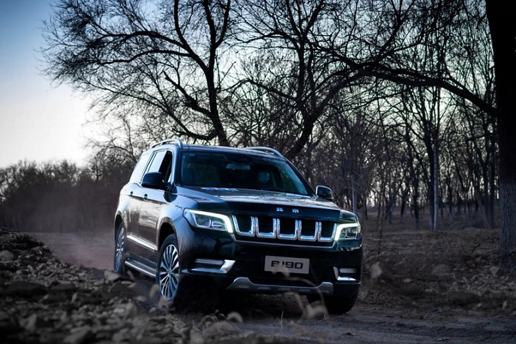 Khoang lái nổi bật với màn hình giải trí 10.4 inch các vật liệu chất lượng cao bao gồm các điểm nhấn bằng gỗ và bọc da thật tạo nên không gian sang trọng. Khoảng để chân của BJ90 khá ấn tượng với chiều dài 5.171 mm cùng chiều dài cơ sở 3.100 mm ngang bằng với GLS thế hệ trước (bản facelifted).