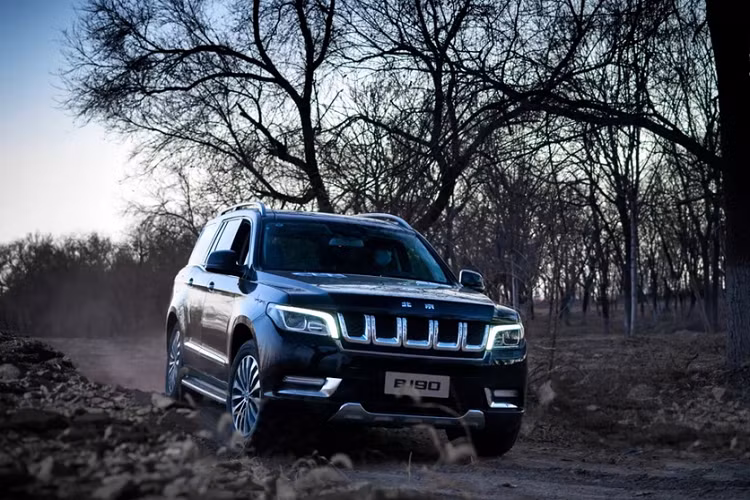 Khoang lái nổi bật với màn hình giải trí 10.4 inch các vật liệu chất lượng cao bao gồm các điểm nhấn bằng gỗ và bọc da thật tạo nên không gian sang trọng. Khoảng để chân của BJ90 khá ấn tượng với chiều dài 5.171 mm cùng chiều dài cơ sở 3.100 mm ngang bằng với GLS thế hệ trước (bản facelifted).