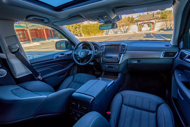 Hiện tại GLS thế hệ mới ở Trung Quốc có giá từ 155.534 USD, trong khi Mẫu Mercedes-Benz GLC trục cơ sở dài được sản xuất ở Trung Quốc có giá bán dưới 58.350 USD. Ngoài nền tảng khung gầm, ngoại hình BJ90 Shanhe Edition không có nét tương đồng nào với Mercedes-Benz GL-Class.