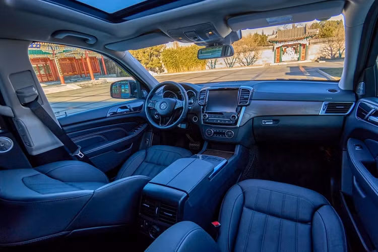 Hiện tại GLS thế hệ mới ở Trung Quốc có giá từ 155.534 USD, trong khi Mẫu Mercedes-Benz GLC trục cơ sở dài được sản xuất ở Trung Quốc có giá bán dưới 58.350 USD. Ngoài nền tảng khung gầm, ngoại hình BJ90 Shanhe Edition không có nét tương đồng nào với Mercedes-Benz GL-Class.