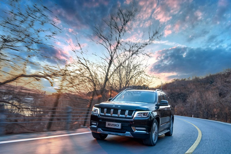 Thay vào đó nhà sản xuất mượn các đặc điểm kiểu dáng từ các nhà sản xuất ôtô khác bao gồm đèn pha kiểu Range Rover, lưới tản nhiệt kiểu Jeep và đèn hậu Ford Explorer. BAIC chỉ cung cấp BJ90 Shanhe Edition màu ngoại thất đen bóng, bộ vành 20 inch, nội thất đen và không có bất kì tùy chọn cá nhân hóa.