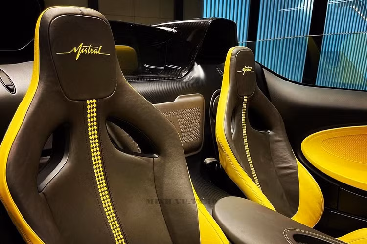 Tất nhiên là chiếc siêu xe triệu đô Bugatti Mistral Roadster có mặt tại Singapore là bản demo, được mang đi giới thiệu vòng quanh thế giới, còn bản sản xuất phải đến năm 2025 mới ra đời, tuy nhiên, việc chiếc xe này lần đầu xuất hiện tại Đông Nam Á đã gây sự chú ý không nhỏ.