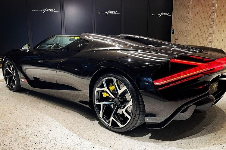 Bugatti Mistral Roadster triệu đô là 1 sản phẩm rất đặc biệt vì được thiết kế theo kiểu xe không mui, chính điều này cũng đã khiến xe có giá bán rất khác thường khi lên tương đương từ hơn 118 tỷ đồng và chỉ có đúng 99 xe sản xuất toàn cầu, nhưng đã có khách đặt mua từ trước đó.