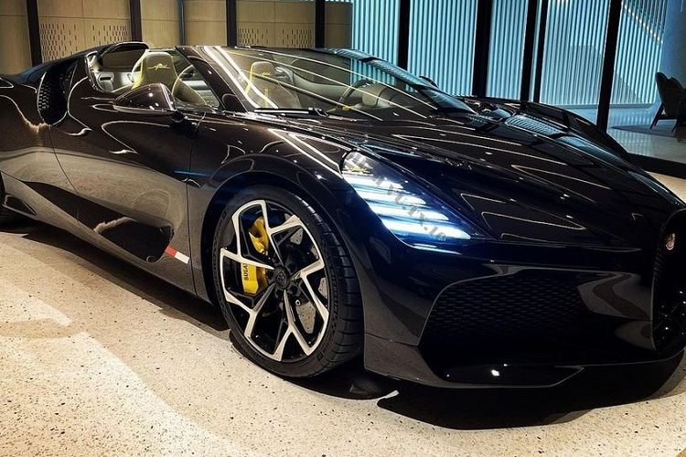 Vào tháng 8 năm ngoái, ông Chin Jit Pyng, 1 tỷ phú đến từ Malaysia nổi tiếng với bộ sưu tập xe rất khủng bao gồm là chủ nhân của siêu phẩm Bugatti Divo độc nhất Asean đã tiết lộ mình được mời mua bom tấn Mistral Roadster của Bugatti đã khiến không ít người thích thú.