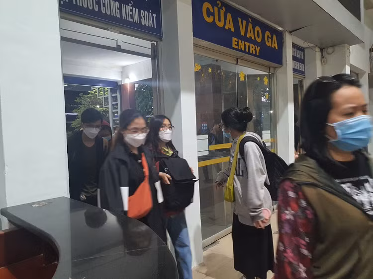 Ga Sai Gon: Con mua dau nam don hanh khach quay lai TP.HCM-Hinh-3